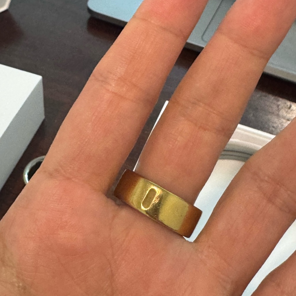Oura Ring 4 in Elegant Gold and Silver - Picture 4 of 4
